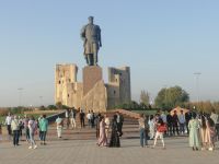 Statue von Amir Timur (im Hintergrund: Ruine von Ak Saray Palace), Schachrisabs
