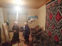 Besuch einer usbekischen Familie auf der Strecke nach Samarkand