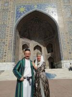 Touristen vor der Tilya-Kari-Medrese am Registan-Platz, Samarkand