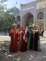 einheimische Touristen im Hof der Sher-Dor-Medrese am Registan-Platz, Samarkand