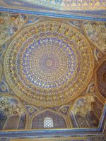 Die Decke (optische Täuschung) in der Moschee der Tilya-Kari-Medrese, Registan-Platz in Samarkand