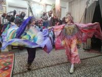 Modenschau im Atelier für Batik und Seidenstoffbemalung von Valentina Romanenko, Samarkand