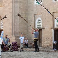Chiwa: Zirkusfamilie Darbozschi in der Medrese Feruz Khan &ndash; &copy; Inge Bily (Eberhardt TRAVEL)