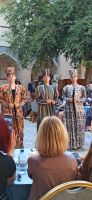 Buchara: Folklore- und Modenschau in der Medrese Nodir Devon Begi &ndash; &copy; Inge Bily (Eberhardt TRAVEL)