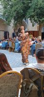 Buchara: Folklore- und Modenschau in der Medrese Nodir Devon Begi &ndash; &copy; Inge Bily (Eberhardt TRAVEL)