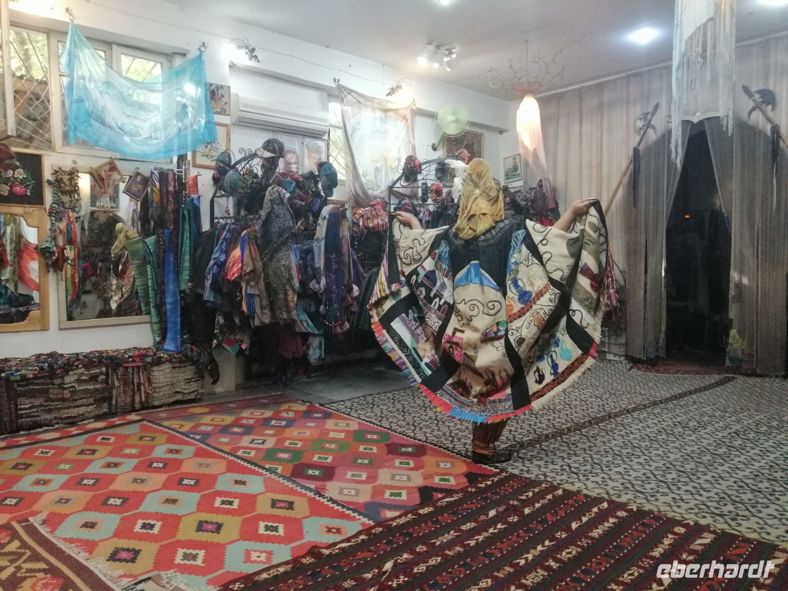 Atelierbesuch für Batik und Seidenstoffbemalung von Valentina Romamenko, Samarkand