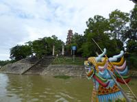 mit dem Drachenboot auf dem Parfümfluss