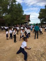 Fussballspiel mit Kinder der Grundschule