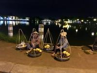 Nachtverkauf am Fluss in Hoi An