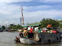 Treiben und Verhandeln beim schwimmenden Markt