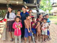 glueckliche Familie in Kambodscha