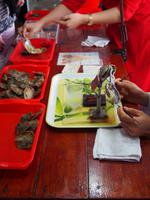 Perlenzucht: Die Muschel wird geöffnet