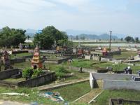 ein Friedhof (auf dem Weg nach Ninh Binh)