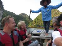 per Ruderboot unterwegs zur Tag- und Nachthöhle