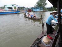 weiter geht's per Ruderboot