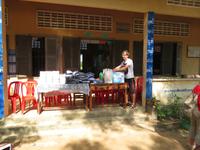 Auspacken der Spenden für unsere Partnerschule