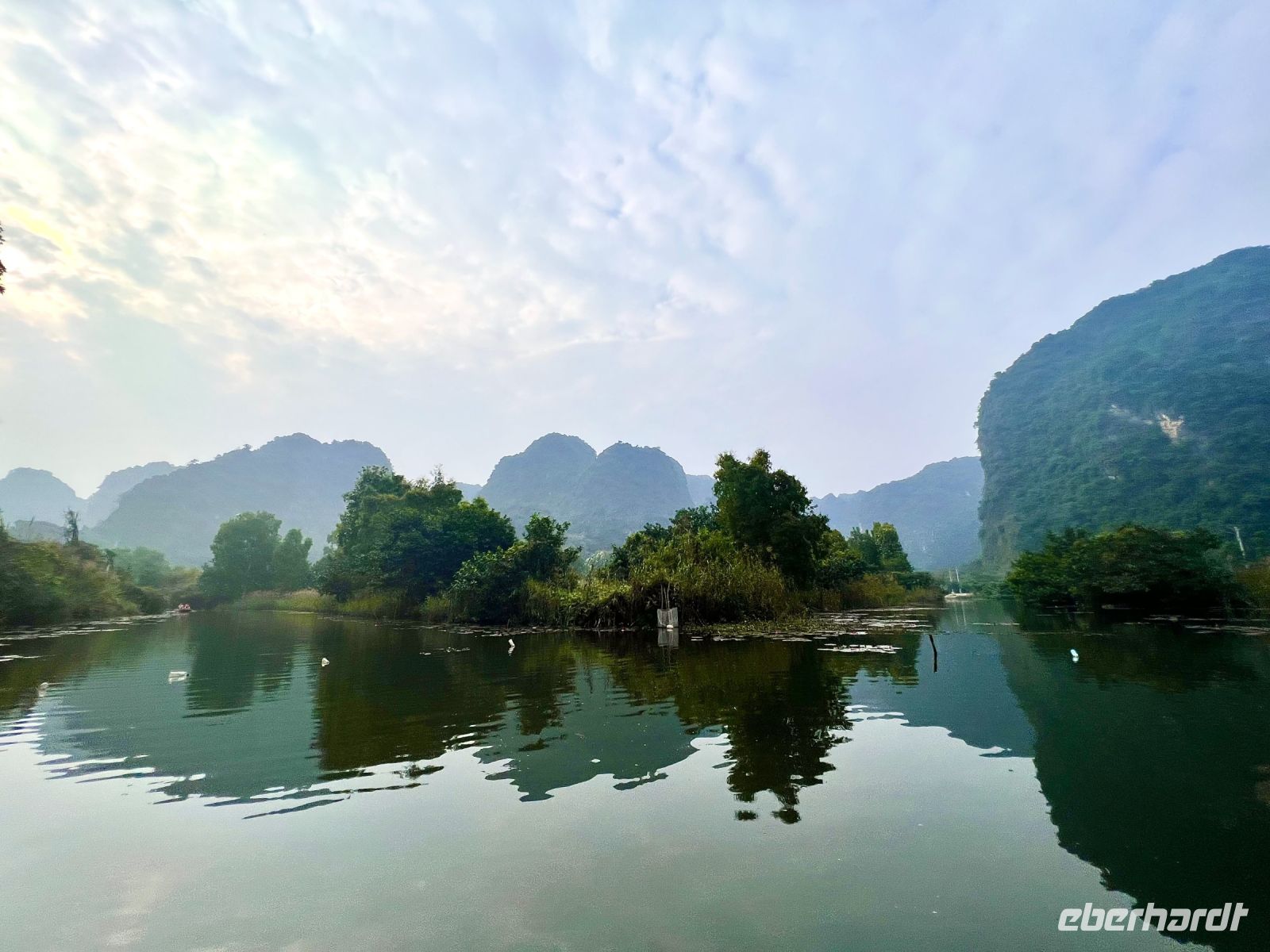 29 Bootsfahrt trockene Ha Long Bucht.jpeg