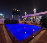 Swimmingpool auf dem Dach unseres Hotels, Phnom Penh