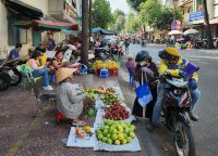 Einkauf am Straßenstand per Moped