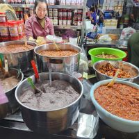Frische Gerichte in einer Markthalle von Hue