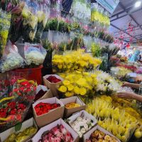 Straßenstand mit frischen Blumen