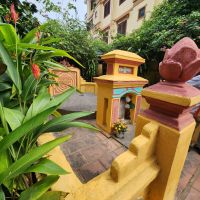 Stadtgarten mit Grabmal in Hoi An