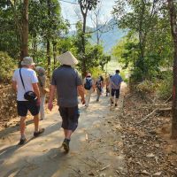 Spaziergang in der trockenen Halong Bucht