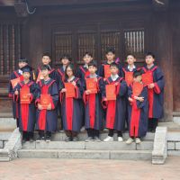 Literaturtempel - stolze Studenten