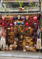 Stadtrundgang - typisches Geschäft in den Straßen von Hanoi