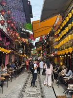 ...der Zug fährt durch geschäftiges Treiben (4)