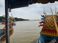 ...mit dem Drachenboot auf dem Parfümfluss (1)