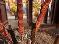 Räucherstäbchen im Ngoc Son Tempel, Hanoi