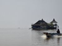 schwimmendes Haus im Tonle Sap