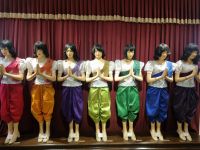 Phnom Penh (Areal des Königspalastes -   Traditionelle Seidenkleidung, verschiedene Farben für verschiedene Wochentage...)