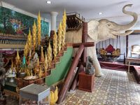 Phnom Penh (Areal des Königspalastes - Statue des weißen Elefanten) 