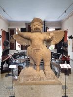 Phnom Penh (Nationalmuseum -  Sandstein-Statue 