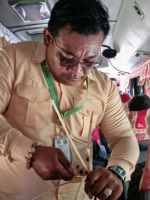 Siem Reap (Verkostung von Klebereis mit Sojabohnen im Bambusrohr - Reiseleiter Vannak)