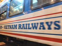 Vietnam. Hanoi Zugdurchfahrt hautnah 