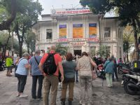 Vor dem Wasserpuppen- Theater 