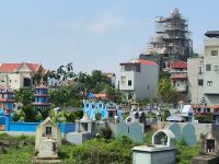 Vietnam. Friedhof an der Straße