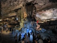 Vietnam. Halong Bay. Überraschungshöhle 