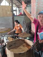 Binh erklärt die Herstellung von Reispapier  &ndash; &copy; Heike Jack (Eberhardt TRAVEL)