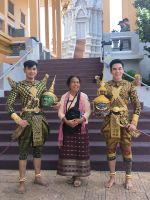 Kambodscha. Samnang mit Schauspielstudenten  &ndash; &copy; Heike Jack (Eberhardt TRAVEL)