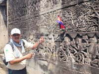 Unser Guide Kim erklärt das Relief &ndash; &copy; Heike Jack (Eberhardt TRAVEL)