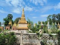 Kambodscha. Friedhof an der Straße &ndash; &copy; Heike Jack (Eberhardt TRAVEL)