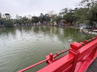 die berühmte rote Brücke am Hoan Kiem See... &ndash; &copy; Birgit Kirchner (Eberhardt TRAVEL)