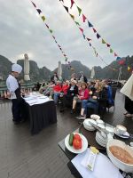 amüsante Kochdemonstration an Bord &ndash; &copy; Birgit Kirchner (Eberhardt TRAVEL)