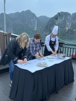 wie wickelt man eine Frühlingsrolle?  &ndash; &copy; Birgit Kirchner (Eberhardt TRAVEL)