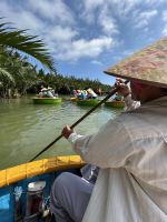 und paddelt uns durch gemächlich entlang &ndash; &copy; Birgit Kirchner (Eberhardt TRAVEL)