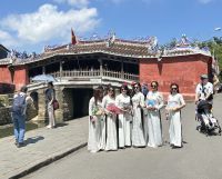 japanische Brücke von vorne... mit Damen in der traditionellen Kleidung &ndash; &copy; Birgit Kirchner (Eberhardt TRAVEL)